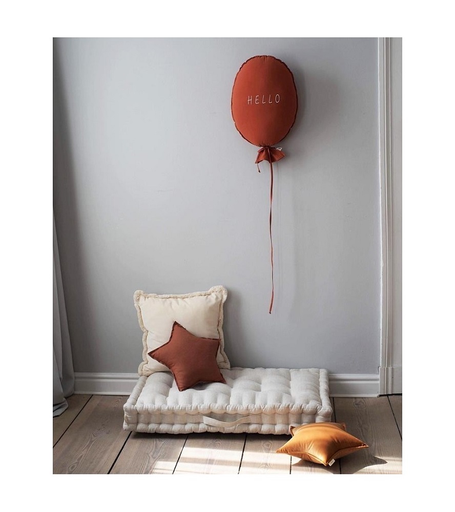 lniany-materac-pikowany-maly-bez Bodenkissen Set, beige, sternförmiges Kissen, terrakottafarben, zusätzliches Kissen, terrakotta; Wandkissen Luftballonform, terrakotta, Aufdruck "HELLO", Schleife, langes Band.