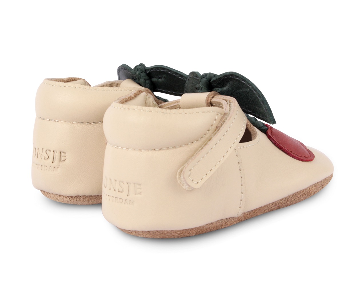 Nanoe-Cherry-Back Babyschuhe, beige Leder, Klettverschluss, Aufnäher in Form von rotbraunem Blatt, weiche Sohle, Zierschnürung in Dunkelgrün.