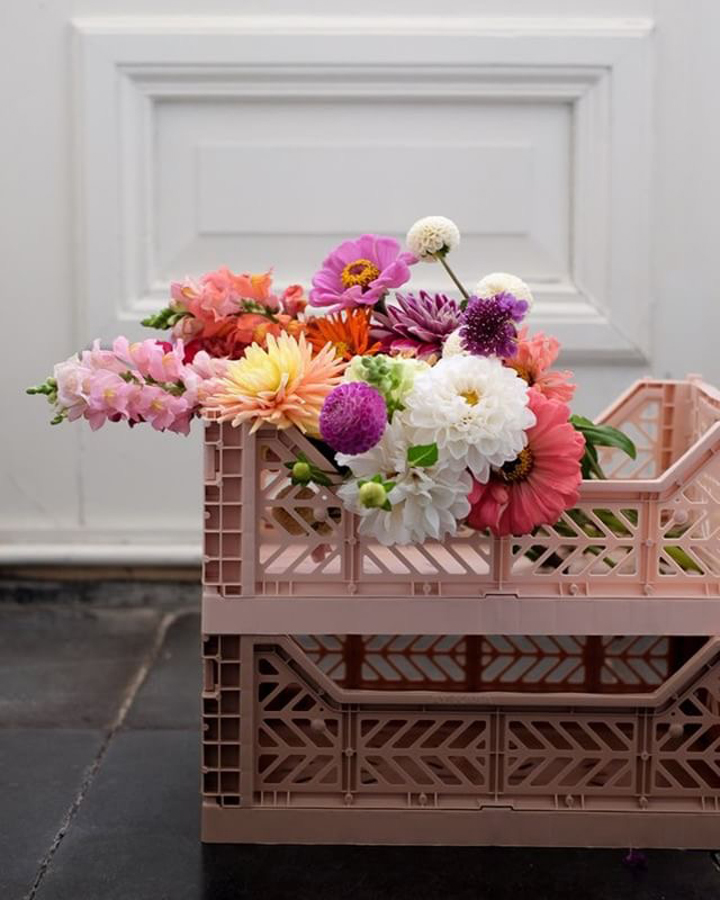 lillemor_lifestyle_productshot_022 Klappkiste aus Kunststoff, rosa, gefüllt mit buntem Blumenstrauß, verschiedene Blumenarten wie Dahlien und Nelken, helle und kräftige Farbtöne.