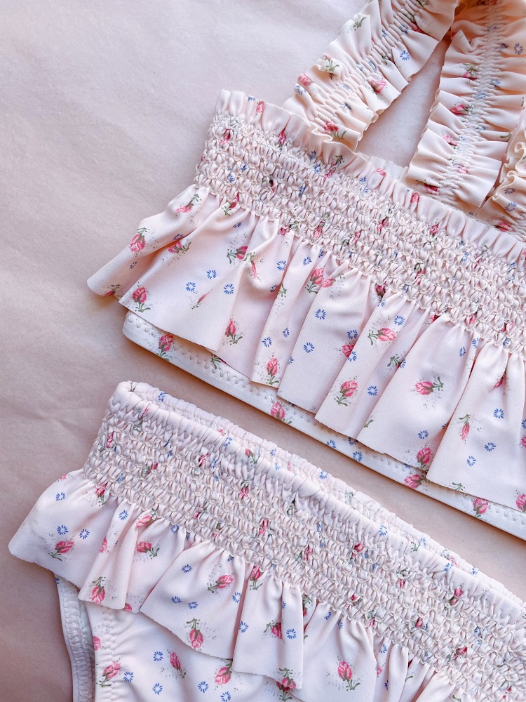 Bikini-Set, rosa, Blumenmuster, Rüschen, gesmokte Details, zweiteilig.