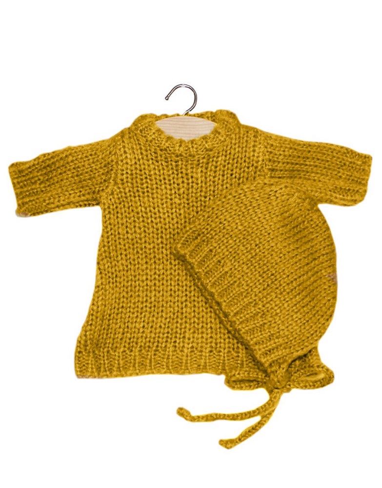 ensemble-laine-gasparine-moutarde1 Babypullover und Mütze, gestrickt, senfgelb, Rundhalsausschnitt, langärmelig, Bindebänder an der Mütze, auf Holzbügel.