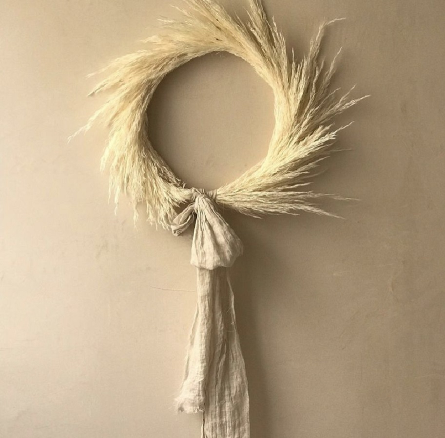 IMG_4462 Kranz aus beigem Pampasgras, runde Form, Dekoband aus beigem Stoff am unteren Ende.