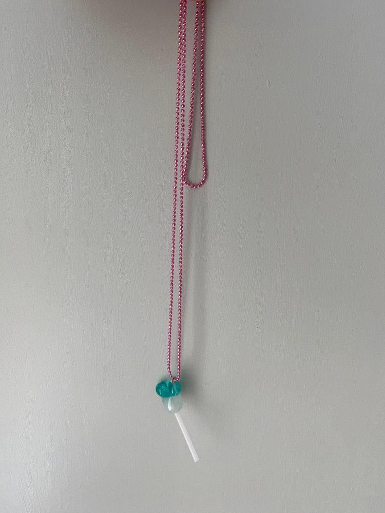 IMG_2357 Rosa Kette, Anhänger mit grün-weißen Glasperlen, Stabanhänger.