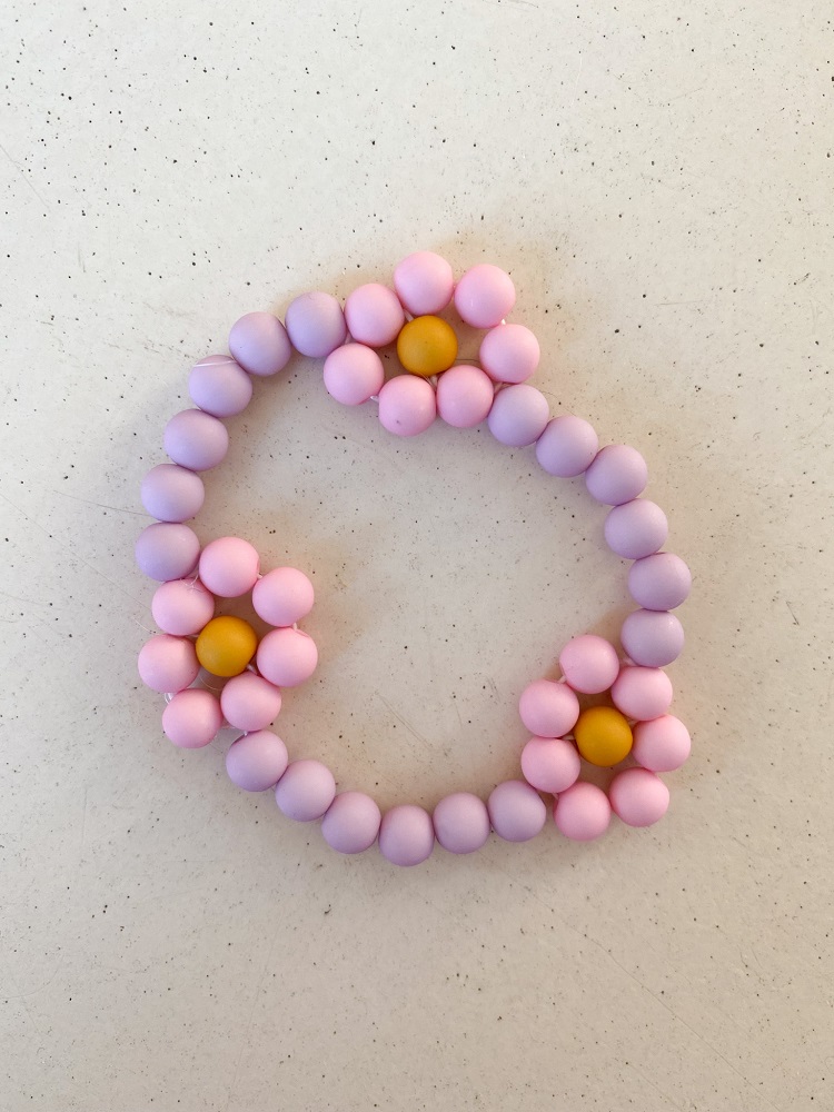 IMG_4931 Armband, lila und rosa Perlen, Blumenmotiv, gelbe Mittelteile.