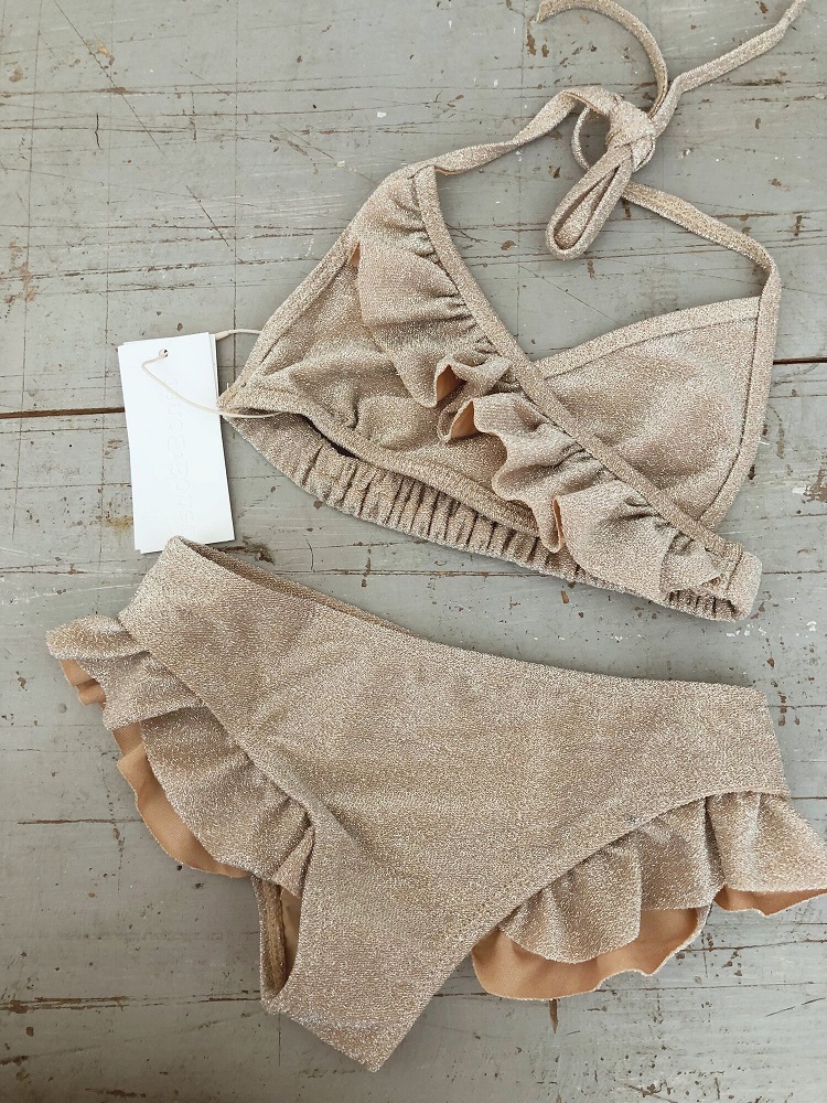 Bikini-Set, gold-beige, Glitzerstoff, Rüschen, Wickeloberteil, Halterneck-Bindung, hoher Beinausschnitt, Etikett.