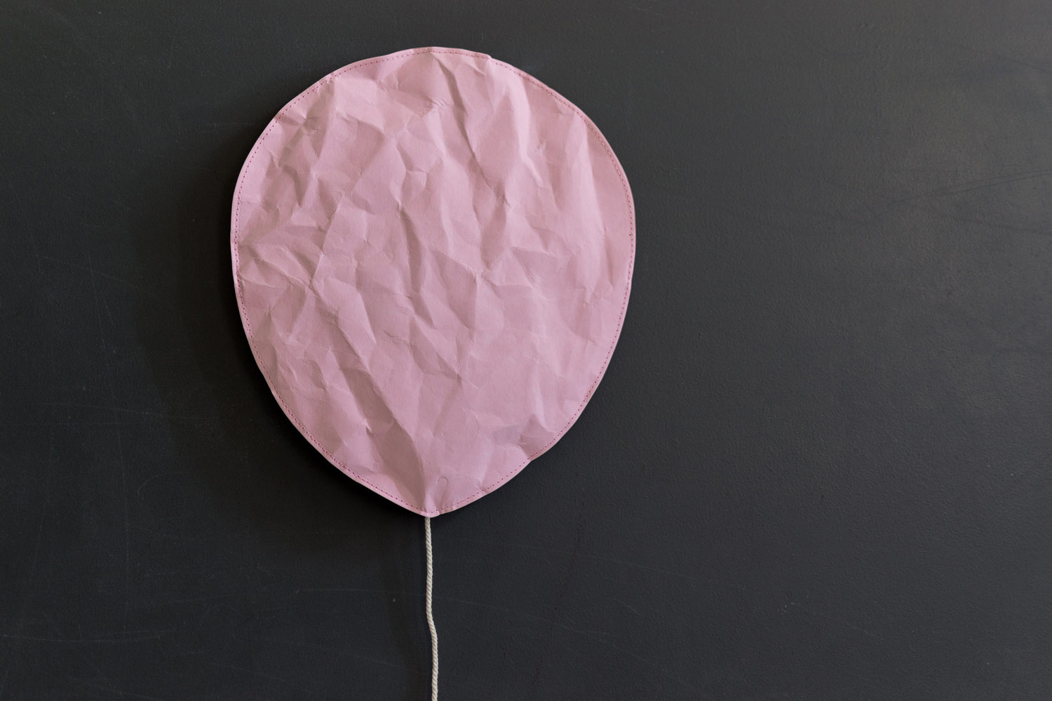 DSC_0421 Papierballon, rosa, runde Form, unregelmäßige Oberfläche, Schnur am unteren Ende.