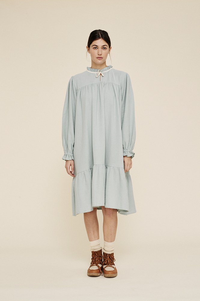 liaw22_075_W_Agatha-Dress-Woman_aqua-grey-1 Midi-Kleid, hellblau, langärmlig, hochgeschlossener Kragen mit Kordelzug, Rüschen an der Taille, locker fallend.