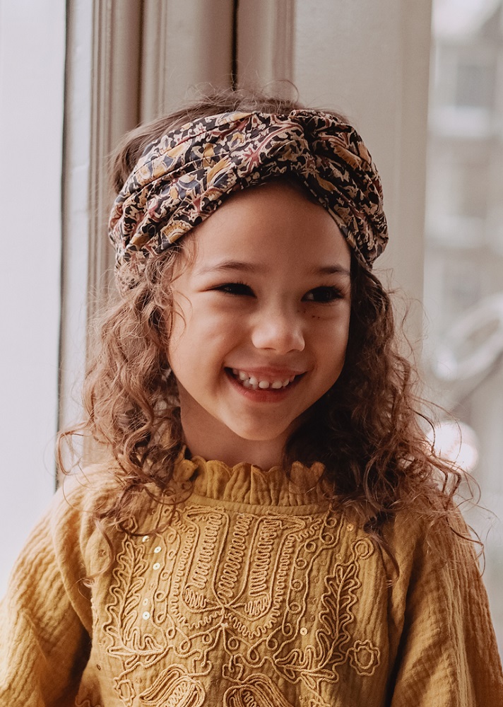 Girls-Headband-Daia-NordishFlowers-2 Kinder-Haarband, floral gemustert, in Brauntönen; Mädchenkleid, senfgelb, mit aufwendiger Stickerei.