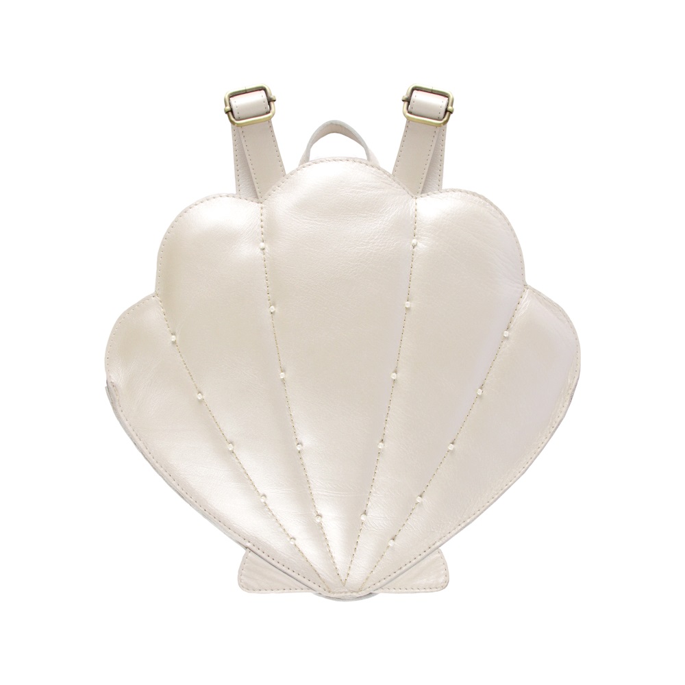 5015702_LE200_1 Rucksack, Muschelform, cremeweiß, Lederoptik, verstellbare Träger, goldene Schnallen.