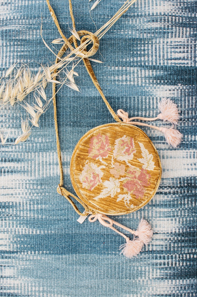 95louisemishaw19kids Runde Tasche, gelb, Muster mit rosa Blumen, Kordelzug mit Quasten, dekoratives Design.