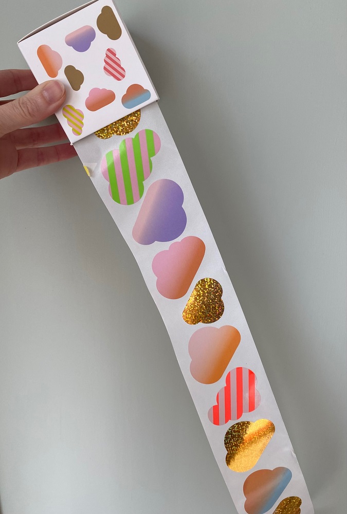 IMG_9718 Stickerrolle, Wolkenmotiv, mehrfarbig, glitzernde Akzente, bunte Streifen und Farbverläufe, Verpackung mit passenden Wolkenmustern.
