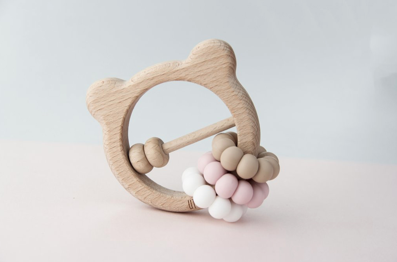 Bildschirmfoto-2019-02-18-um-10-53-38 Holzrassel, Bärenkopf-Form, helle Naturfarbe, Perlen aus Silikon, rosa, beige, weiß.