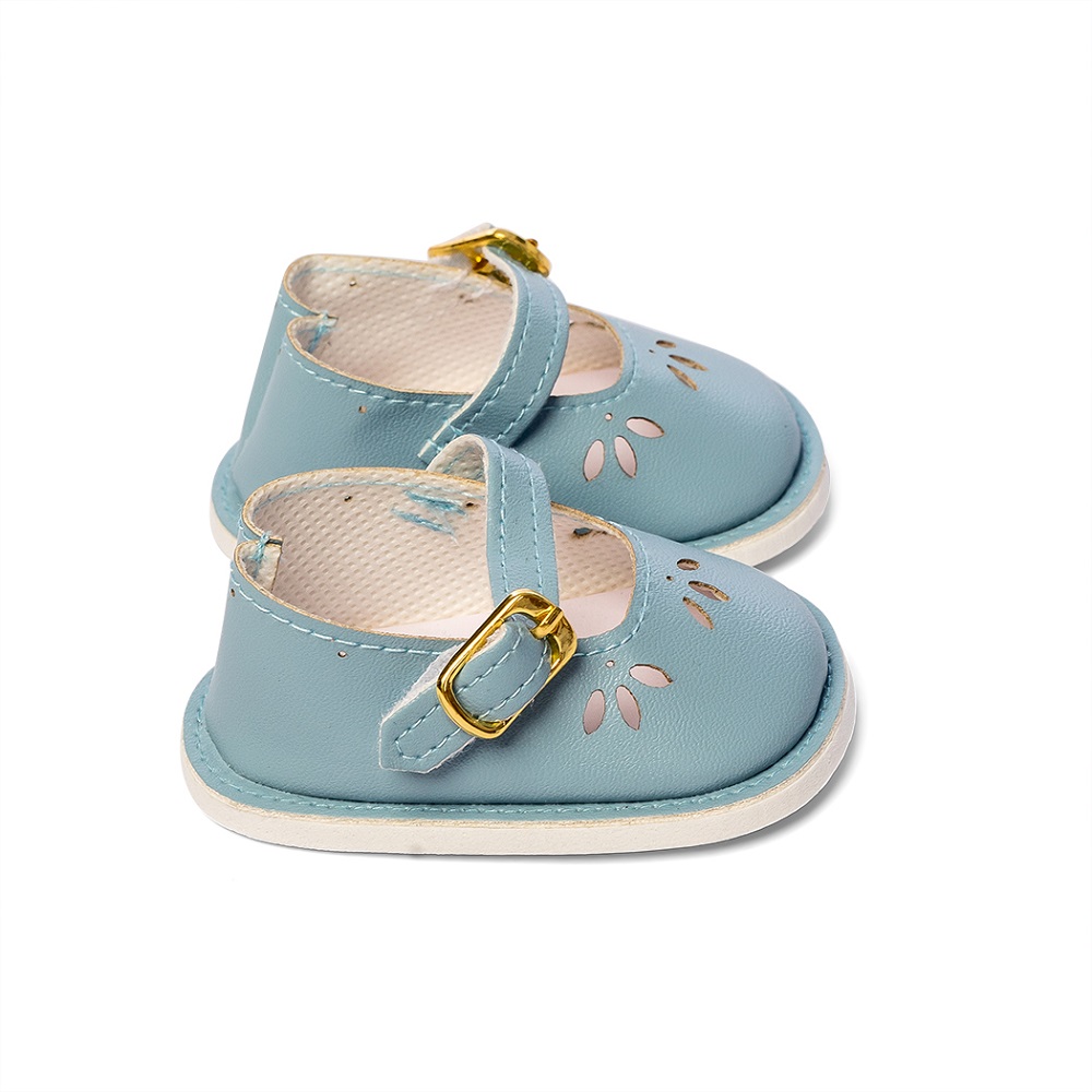 576_c Baby-Schuhe, hellblau, Ledermaterial, Cut-Out-Muster, verstellbarer Riemen mit goldfarbener Schnalle, weiße Sohle.