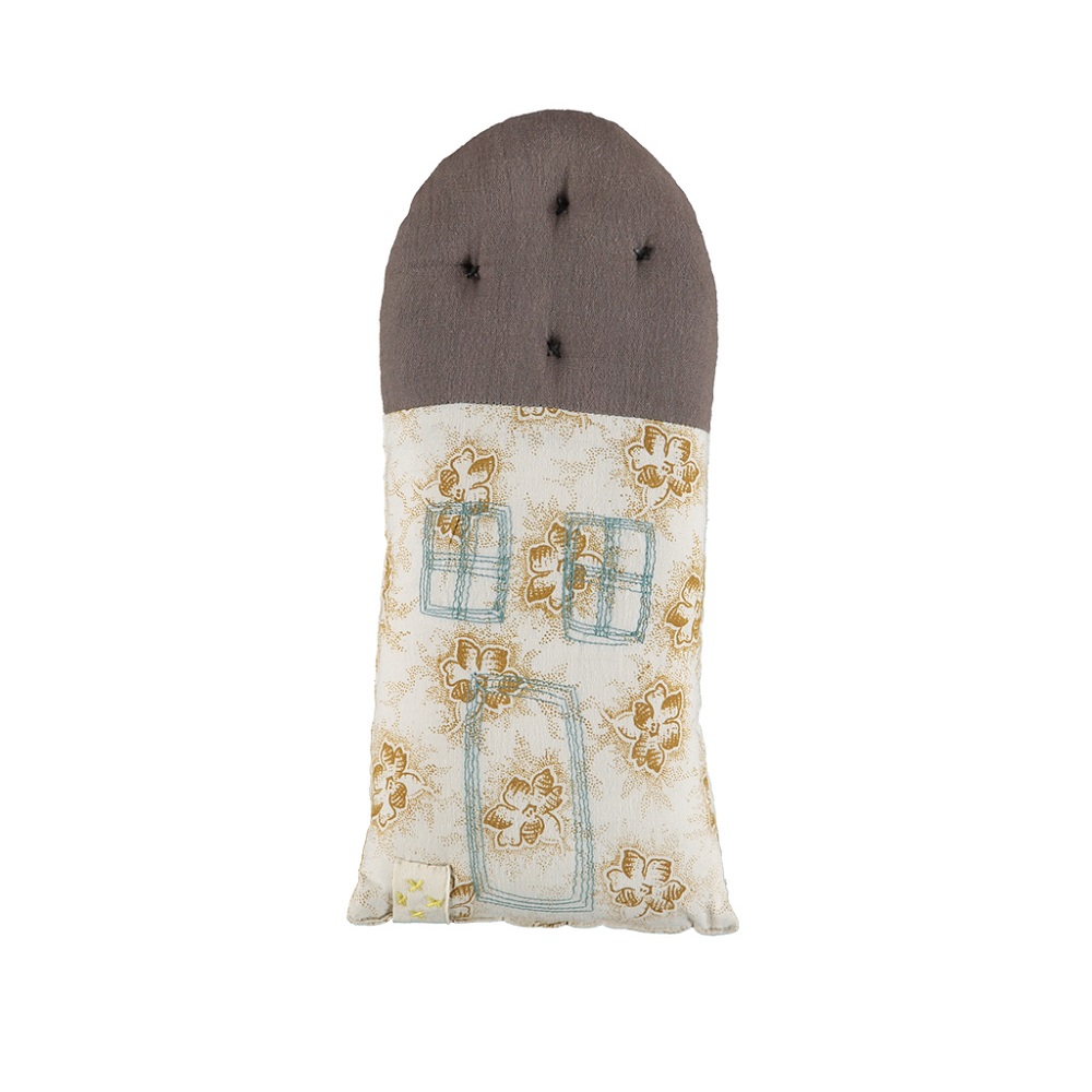 C29SFO_front_dk Stoffspielzeug, Hausform, brauner Dachabschluss, florales Muster in Beige und Braun, blaue Fenster und Tür, rechteckig, weiche Textur.