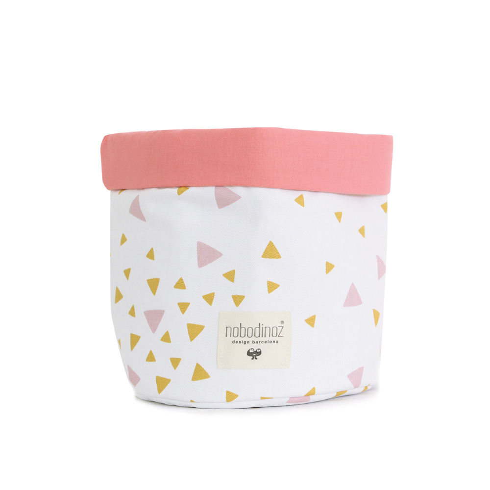 mambo_basket_sparks_pink_honey_nobodinoz_2 Stoffkorb, weiß, gelb-pinkes Dreiecksmuster, rosa Rand, nobodinoz-Logo.