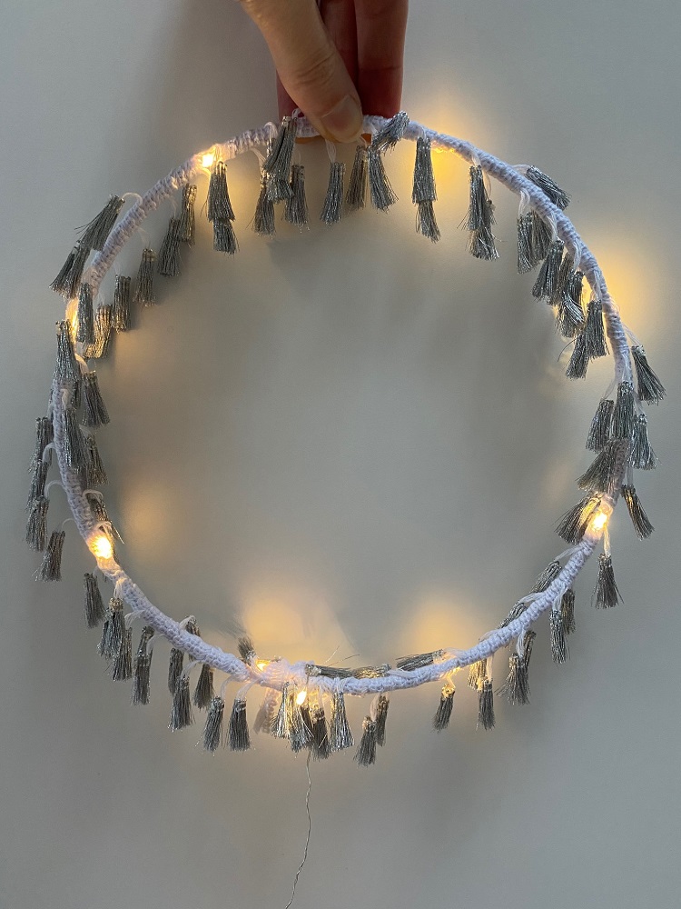 IMG_0133cJHxLpq7hzW3w Lichterkette, rund, weiße Basis, graue Quasten, LED-Lampen.