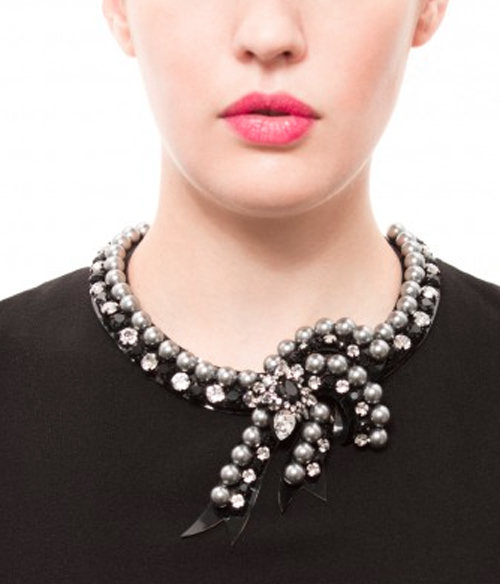 Bildschirmfoto-2016-02-26-um-10-22-51 Halskette, schwarzes Band, graue Perlen, große Schmucksteine, Schleifendetail.