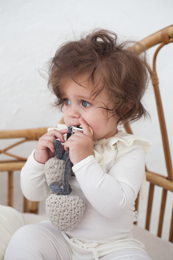 1158c155451bc09 Babyspielzeug, grau-beige, gestrickte Herzen, Schnullerclip, Babyschlafanzug cremefarben, Rüschenkragen.