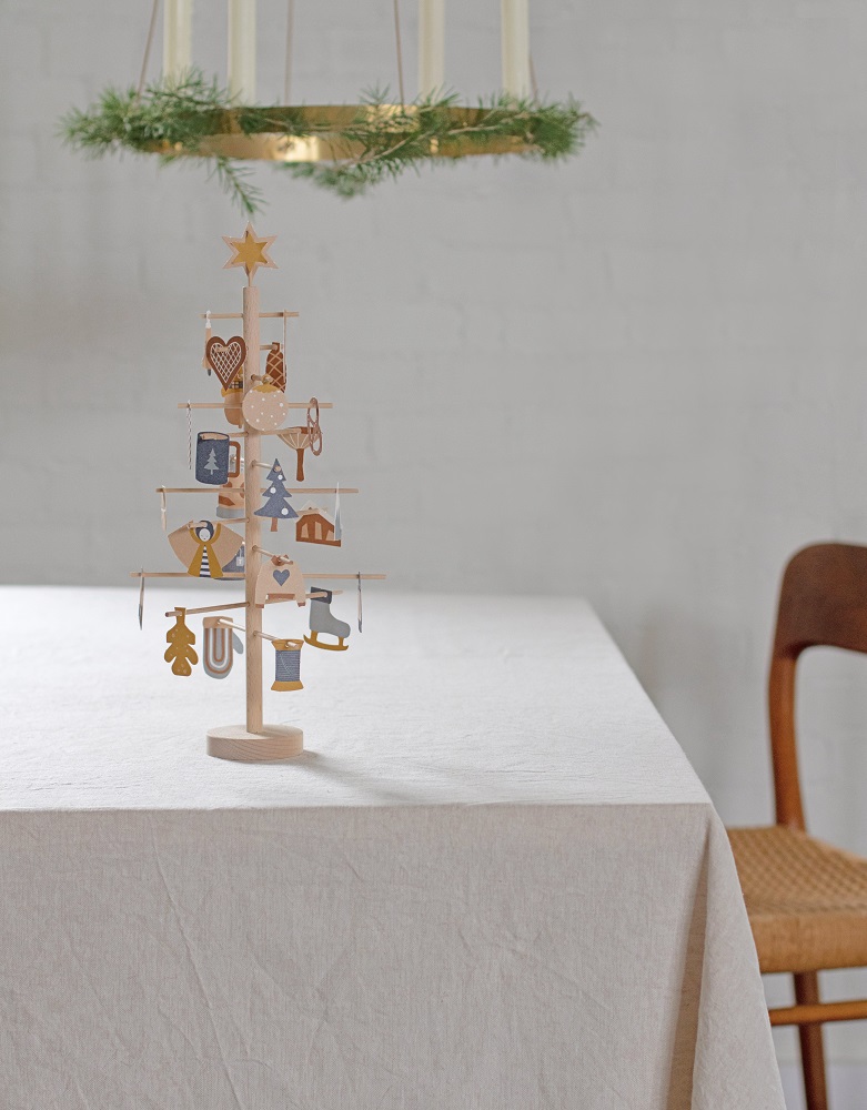 ADVENT4 Holzbaum; naturfarbene Töne; dekorative Anhänger: Lebkuchenherz, Tannenbaum, Schaukelpferd, Häuser, Sterne; auf Tisch; minimalistisch.