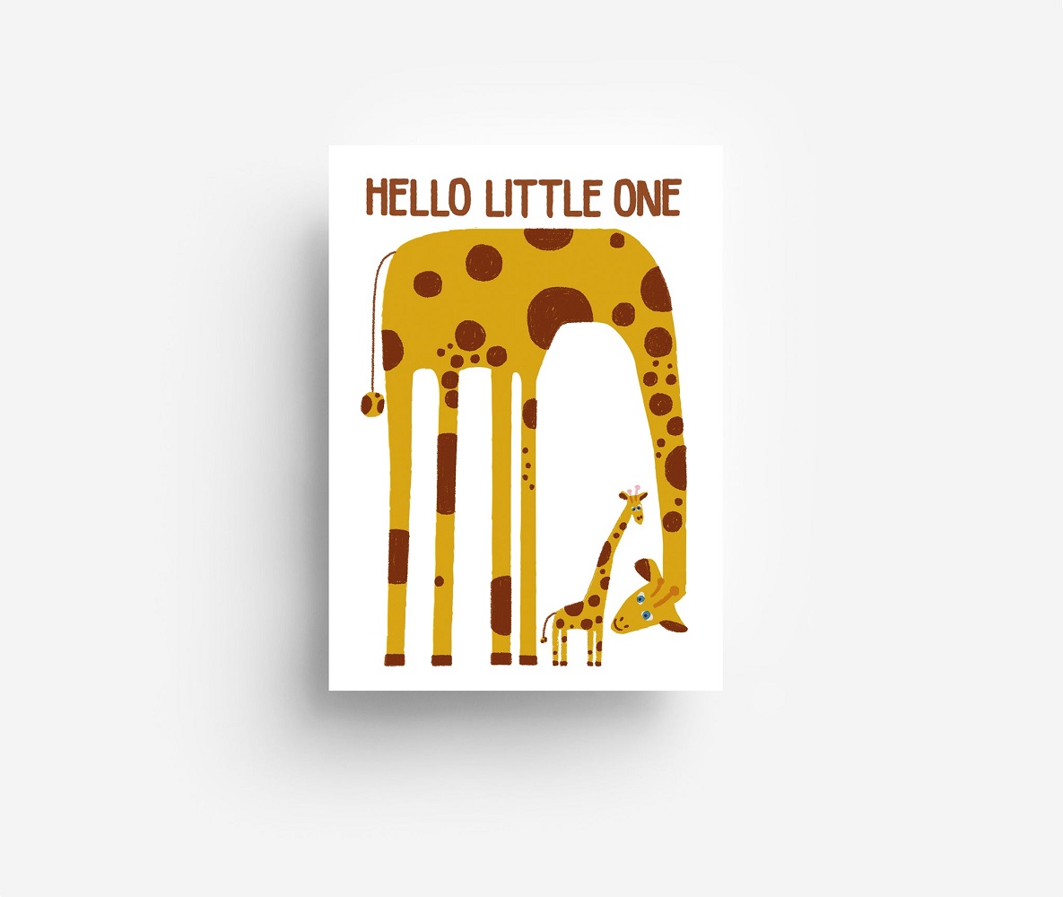 PostcardsGiraffe_1024x1024-2x Poster, Giraffenmotiv, zwei Giraffen, gelb-braun, Schriftzug "Hello Little One".