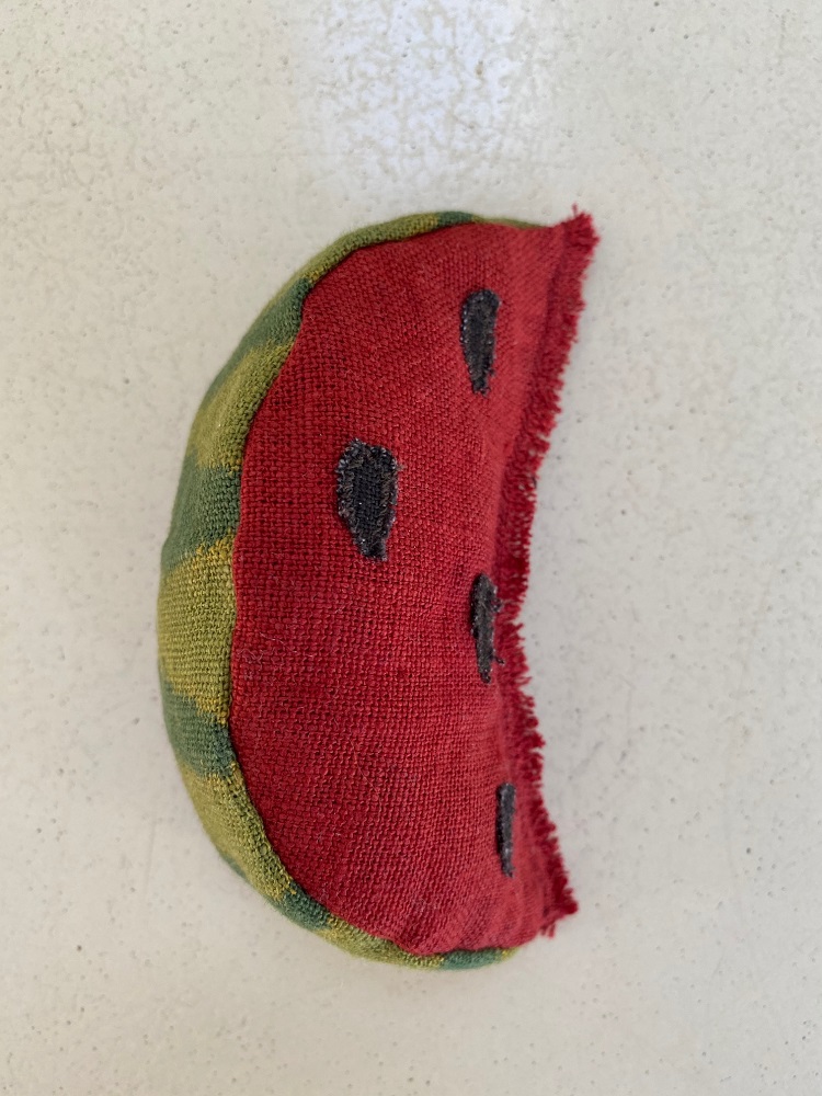 IMG_0429 Stoffspielzeug, halbkreisförmig, rot-grün, Melonenmuster, schwarze Kerne.