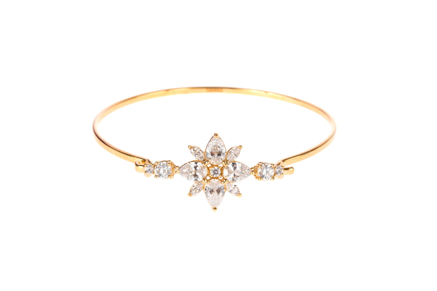 ZIGZAG-BRACELET-FLOWER-SMALL Goldenes Armband, funkelnde Steine, florales Design, glitzernde Akzente.