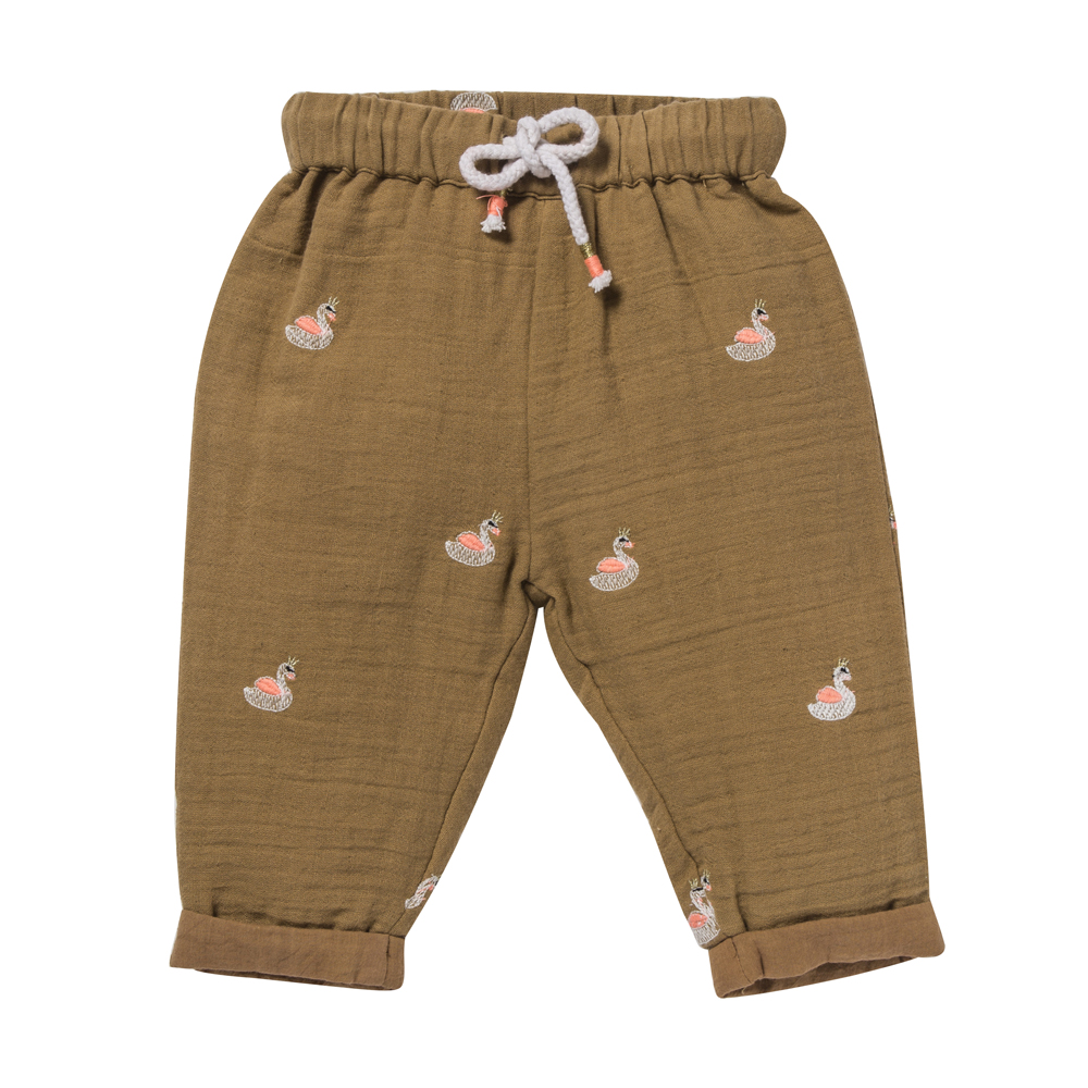 MAY-OCRE Babyhose, braun, Aufdruck von kleinen Schwänen, elastischer Bund mit Kordelzug, umgeschlagene Beinenden.