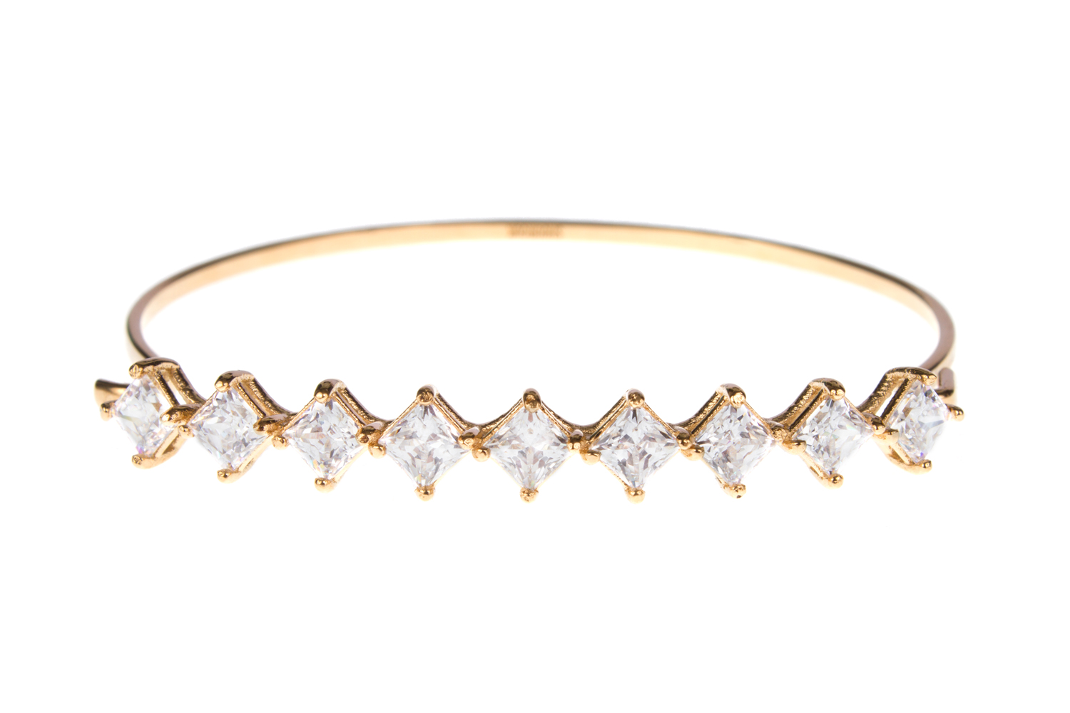 _MG_3559 Goldfarbenes Armband, geometrisches Design, eingearbeitete quadratische Zirkonia-Steine, schlicht und elegant.