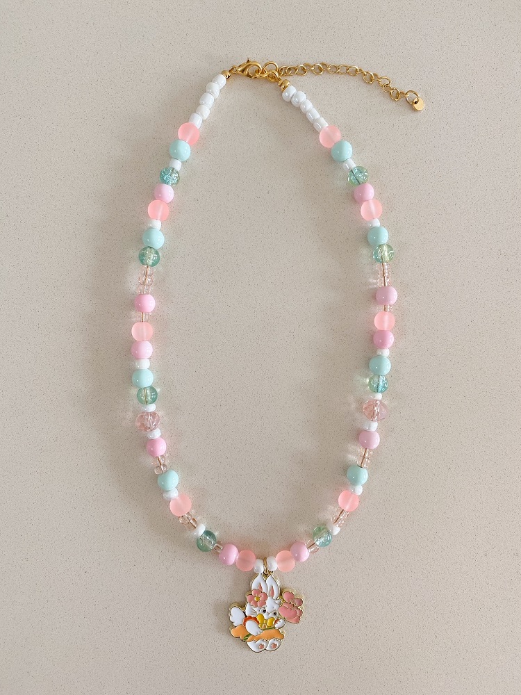 Kette, bunte Perlen in Pastelltönen, goldene Kettenglieder, Anhänger in Form eines Hasen mit Blumenmuster.