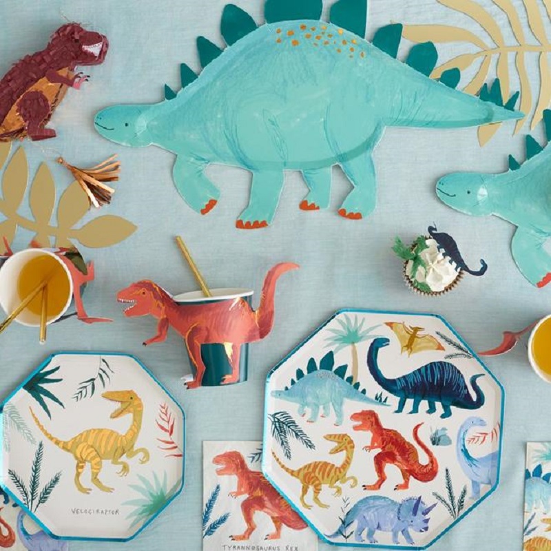 HR_202862a1_660x Papiergeschirr-Set, Dinosauriermotiv, Teller und Becher, bunte Dinosaurier-Aufdrucke, blauer Stegosaurus, roter T-Rex, gelber Velociraptor, Pflanzenillustrationen, Partydeko.