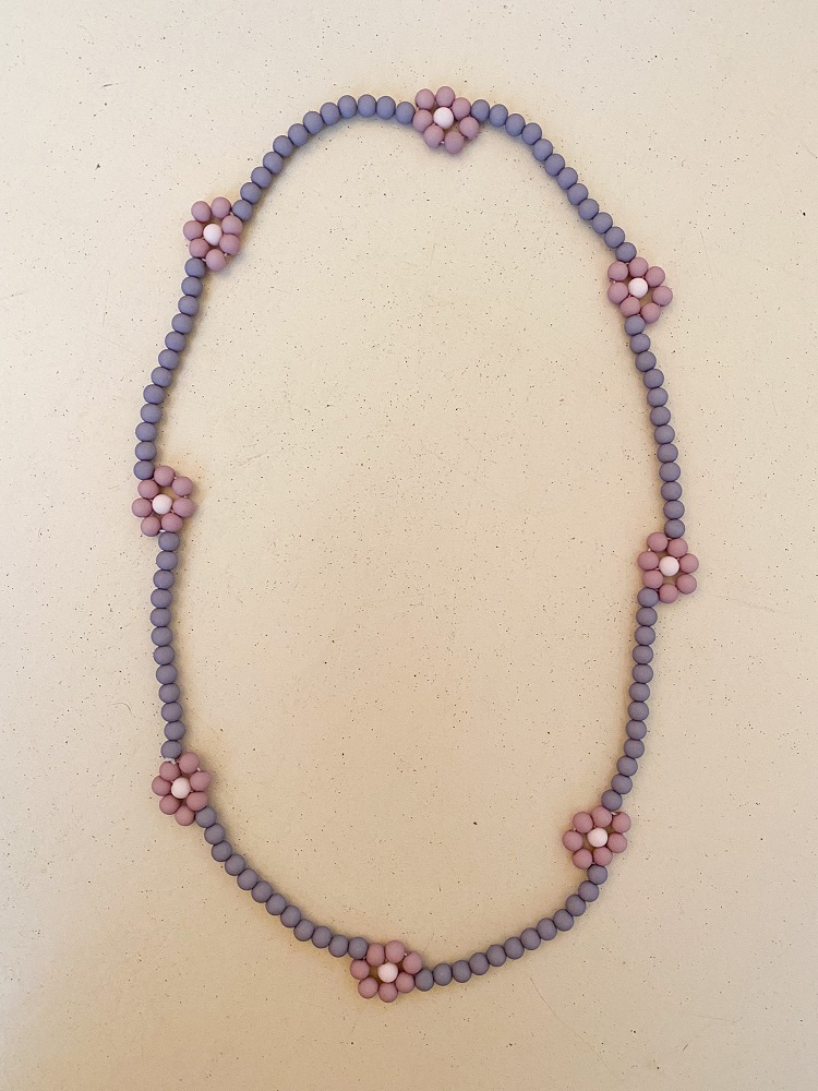 IMG_5007 Halskette, Perlen, lila, rosa Blumenmuster.