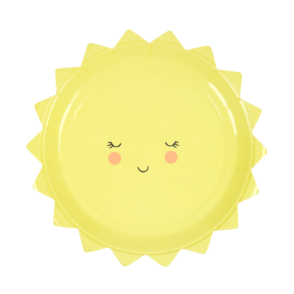 45-2816 Gelber Pappteller, Sonnenform, Gesichtsmotiv mit geschlossenen Augen und lächelndem Mund, rosa Wangen.