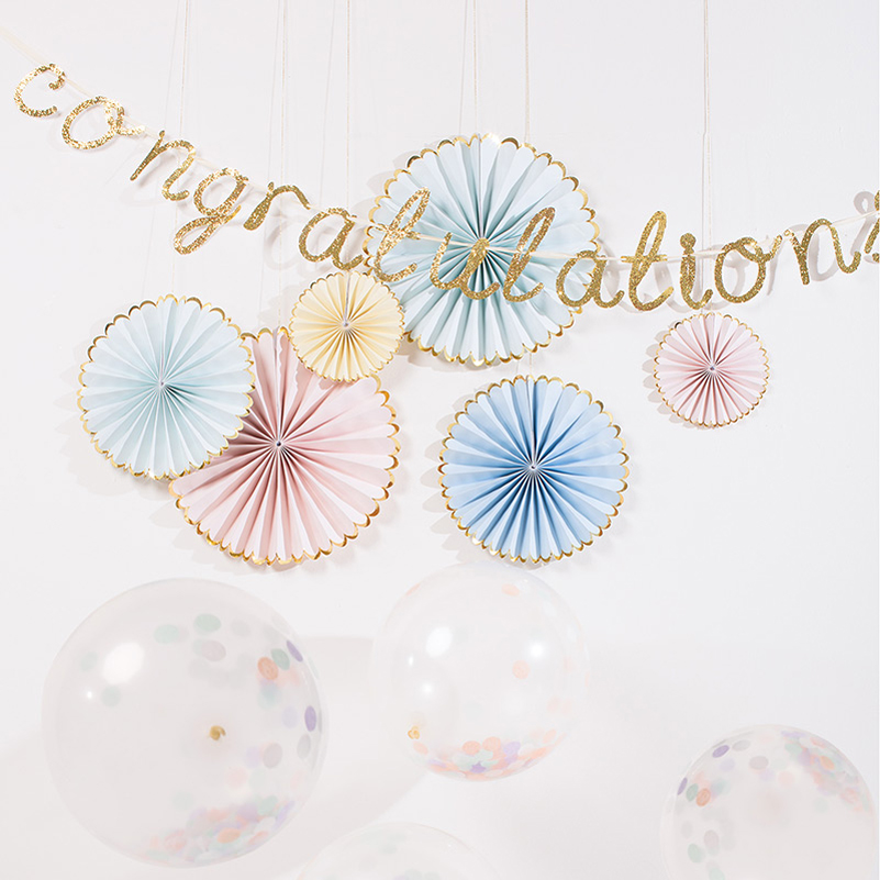 452083b Girlande „congratulations“ in Goldglitter, Papierfächer in Pastellfarben mit Goldrand, transparente Luftballons mit bunten Konfettis, Farben: Blau, Rosa, Gelb, Hängedekoration.