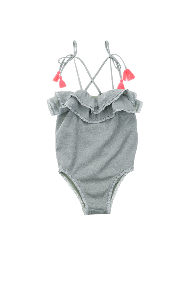kidsbathingsuitcreolealmond7 Kinder-Badeanzug, hellgrau, Rüschen, Kreuzträger, rosa Quasten.