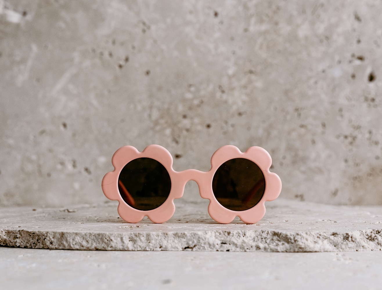 39ORANGEFIZZ_2 Kinder-Sonnenbrille, blumenförmiger Rahmen, rosa Farbe, dunkle Gläser.
