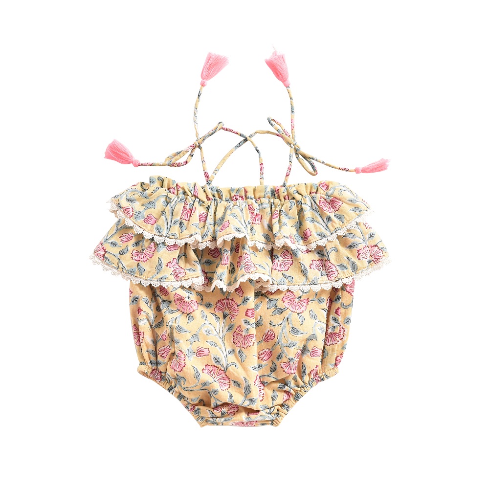 baby-girl-rompers-kumal-lemon-flowers-1 Baby-Spielanzug, gelb, florales Muster, Rüschen, Spaghettiträger mit rosa Quasten.