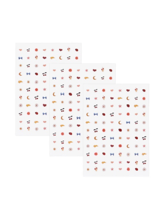 Drei Bögen Nail Sticker, diverse Motive: Herzen, Monde, Schleifen, Hasen, Blumen; Farben: rot, blau, gold, rosa; Hintergrund: weiß