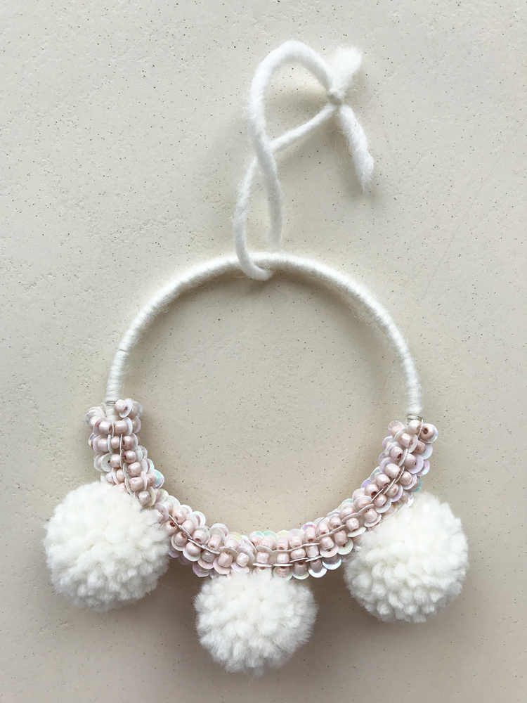 IMG_2882 Weiße Wollkette, drei Pompons, perlenbesetzte Verzierung, rundes Design, Befestigungsschlaufe.