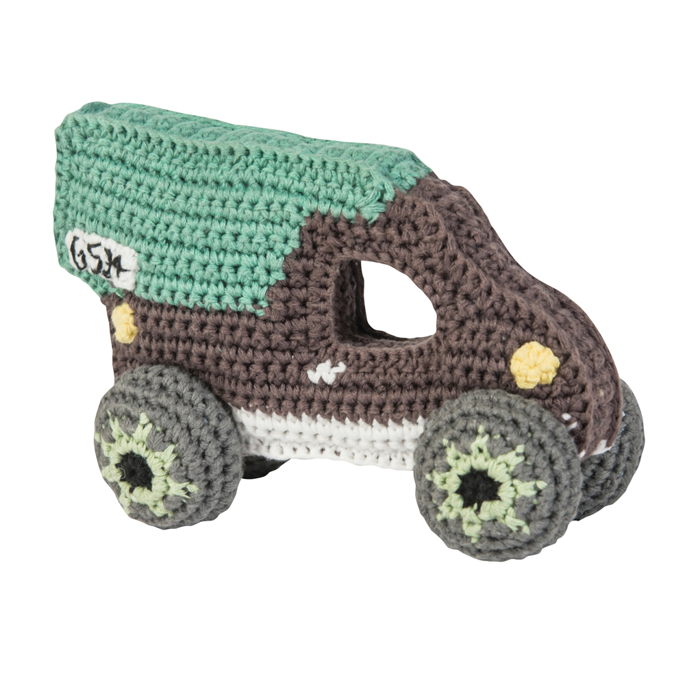 3092_4 Gehäkeltes Spielzeugauto, braun und grün, mit gelbem Scheinwerfer und schwarzem Aufdruck an der Seite. Runder Körper mit grobem Häkelmuster.