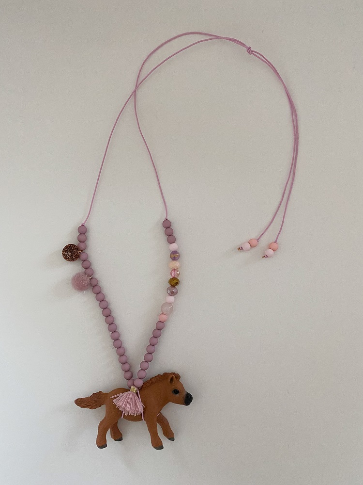 IMG_5305 Kette, rosa Perlen, Pferdeanhänger, Quaste, pastellfarbene Details.