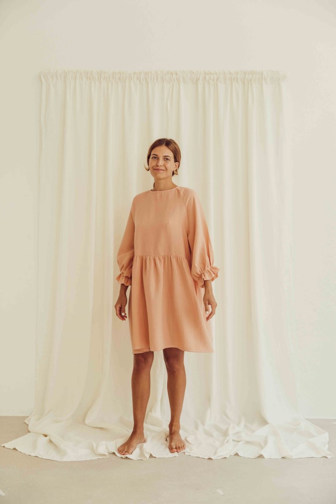 liss23_075_W_lilou-dress_peach_2 Damenkleid, apricot, langärmlig, lockerer Schnitt, knielang, Rundhalsausschnitt, geraffte Ärmelenden.