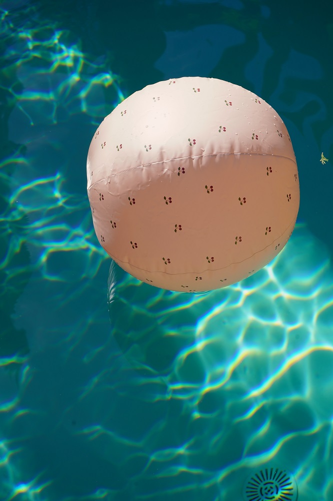 KS2837-BEACH-BALL-CHERRY-Extra-1 Aufblasbarer Ball, hellrosa, kleiner Blumenaufdruck, schwimmt im Wasser.
