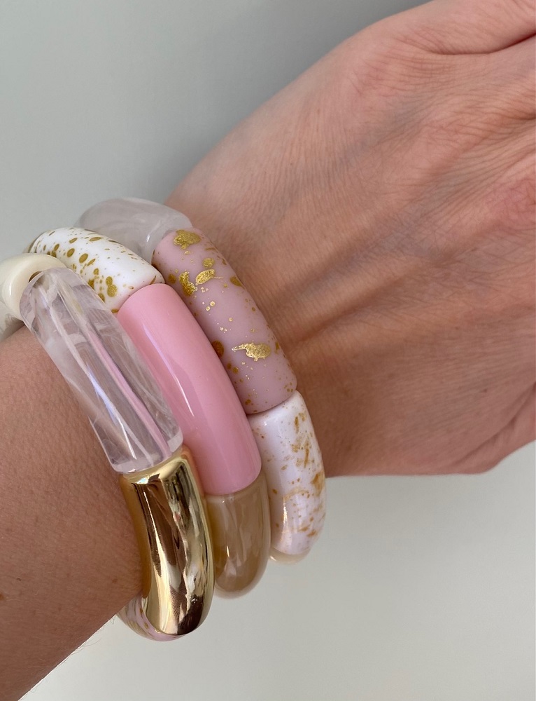 IMG_8911 Armbänder, verschiedene Designs; Farben: Rosa, Gold, Weiß, Klar; Details: Goldene Sprenkel, Marmoroptik, Acryl; Materialien: Kunststoff, metallische Akzente.