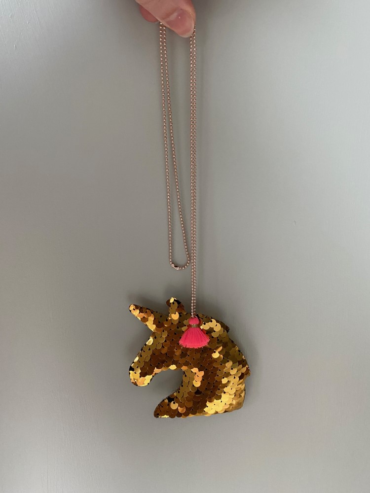IMG_0182 Kette mit Einhorn-Anhänger, goldene Pailletten, pinke Quaste.