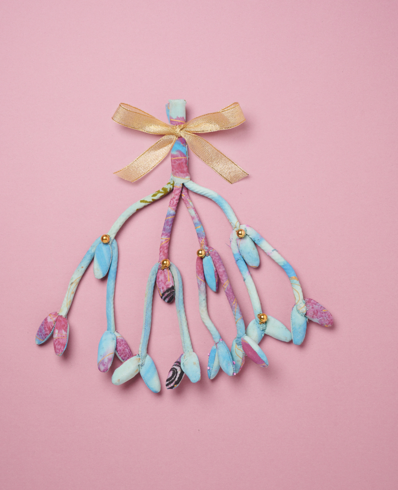 Mathilda-SILK-Mistletoe-Blue-Bubblegum Dekorationsanhänger, pastellfarbene Stoffbänder, floral gemustert, goldene Schleife, Blumenelemente, goldene Perlen, rosa Hintergrund.