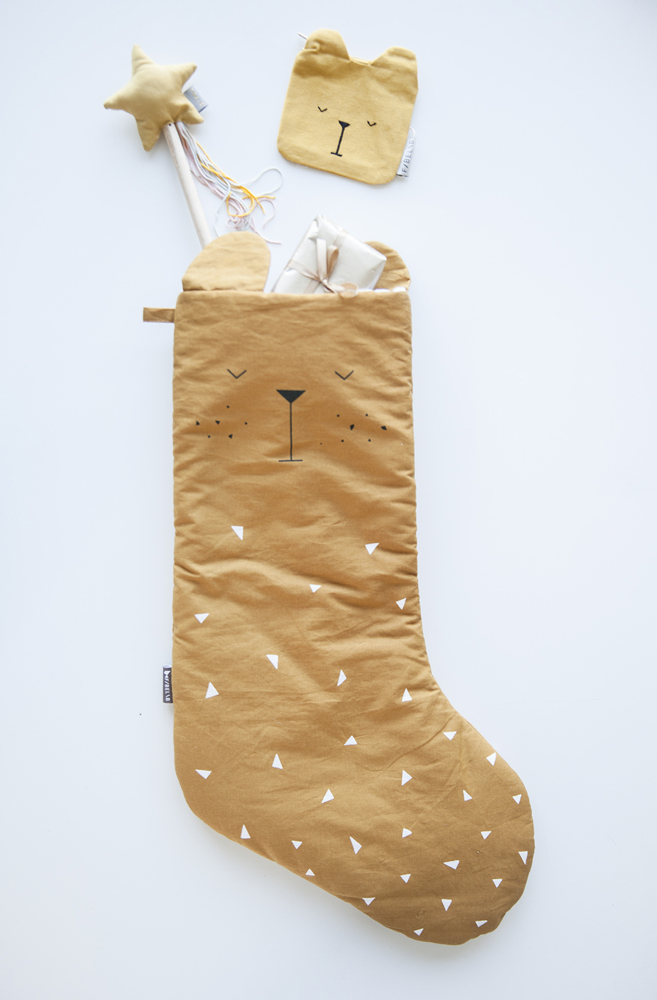 IMG_0863 Kinder-Schlafsack, beige, Bärengesicht-Aufdruck, kleine weiße Dreiecke, beige Bären-Gesicht Kissen, gelber Stern-Stab mit Bändern.