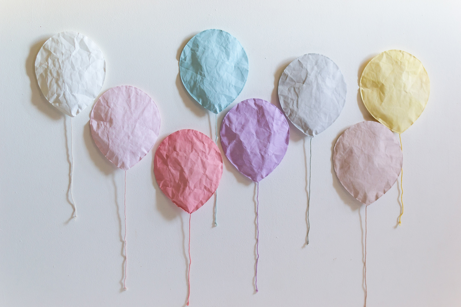 DSC_0865 Papierballons, Farben: weiß, hellblau, hellgrau, gelb, rosa, flieder, pink; Wanddekoration; knitteroptik; mit Schnur.