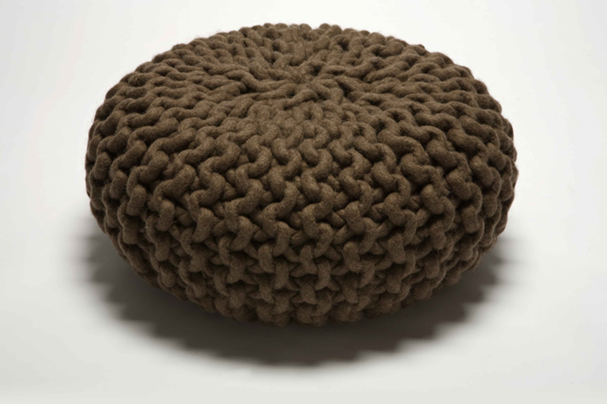 pouf_braun Brauner Pouf, grob gestricktes Design, runde Form.