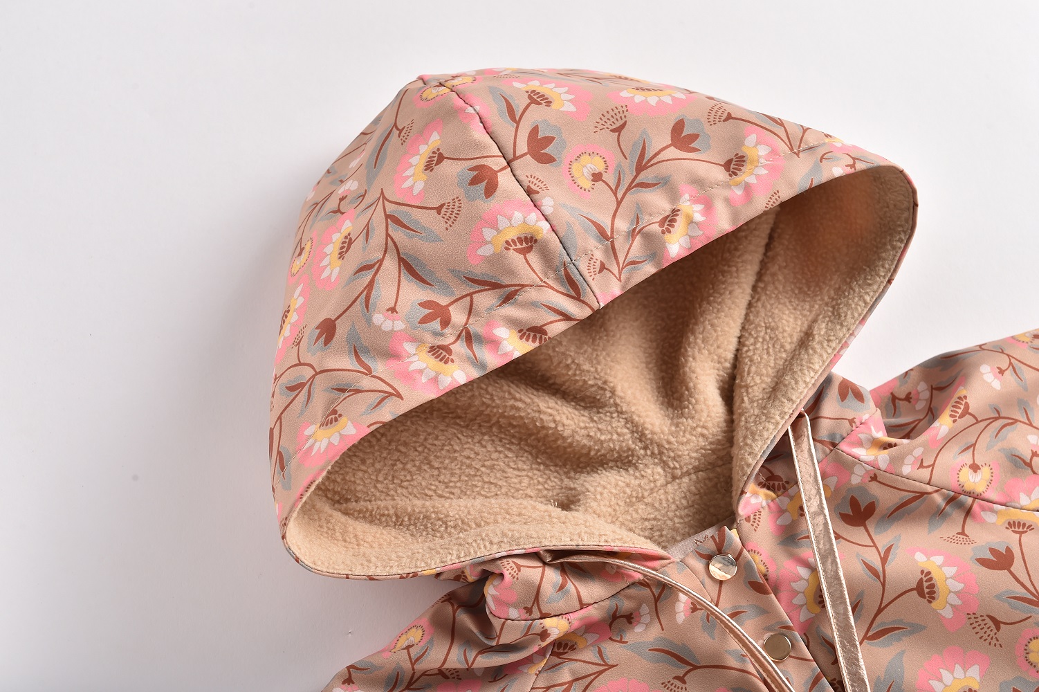 Girls-Raincoat-Mara-KhakiFolkFlowers-6 Kinderjacke, Kapuze, beige, florales Muster in Rosa und Gelb, Fleece-Innenfutter, Druckknöpfe.