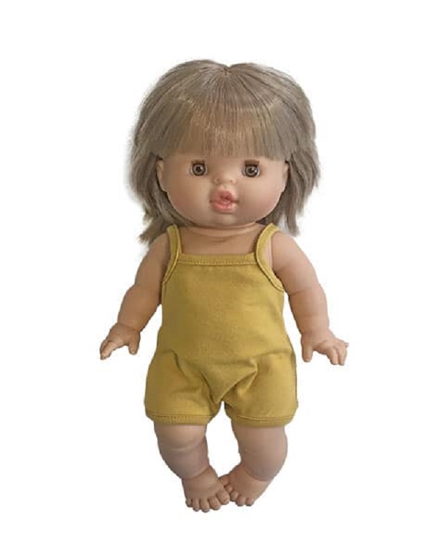 poupon-maillot-de-bain Puppe mit blonden Haaren, gelber Einteiler, neutraler Gesichtsausdruck, stehende Position.